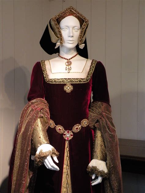 tudor woman's wardrobe